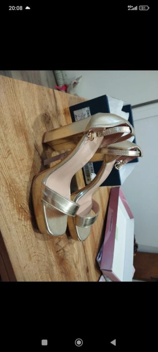 Sandalias doradas tacón alto tira delantera
