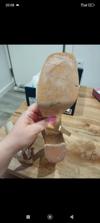 Sandalias doradas tacón alto tira delantera
