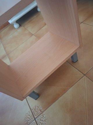 Estantería de madera y metal.
