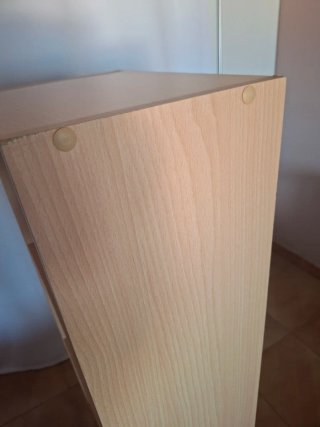 Estantería de madera y metal.