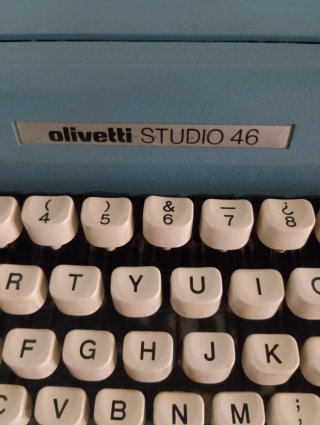 Máquina de escribir Olivetti Studio 46 azul