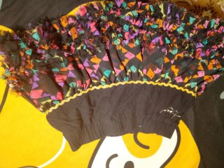 Falda negra con volantes y detalles dorados