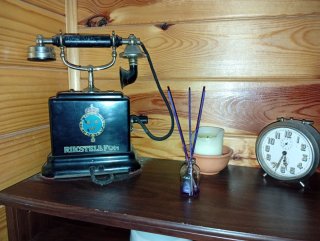 Lámpara de techo y lavabo antiguo