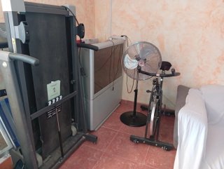 Lámpara de techo y lavabo antiguo