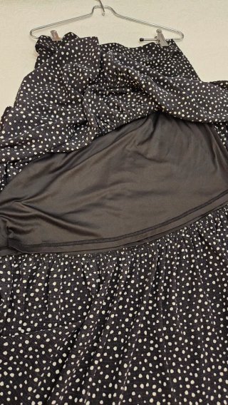 Falda midi lunares blanco y negro