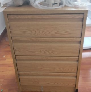 Cajonera de armario de madera.