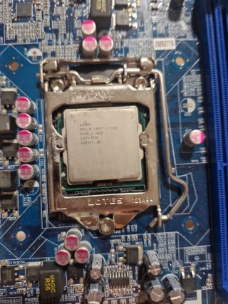 Componentes ClaveChipset: Intel H61 Express.Zócalo