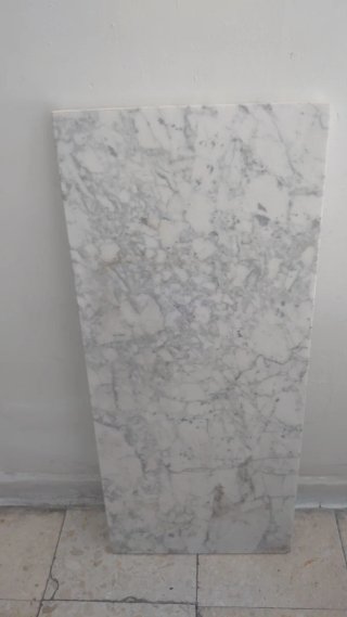 Pieza de mármol blanco.              49 cm x29 cm