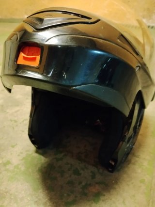 Casco de moto negro con visera
