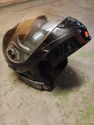 Casco de moto negro con visera