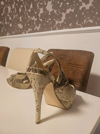 Peep Toes Estampado Serpiente con plataforma. 36,5