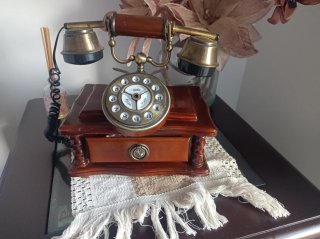 Teléfono antiguo decorativo