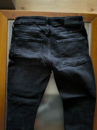 Pantalón vaquero negro desgastado