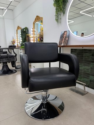 Sillón de peluquería negro