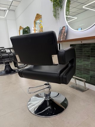 Sillón de peluquería negro