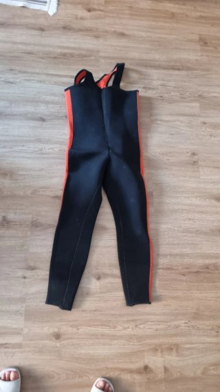 Traje de neopreno con tirantes,barrancos y BUCEAR