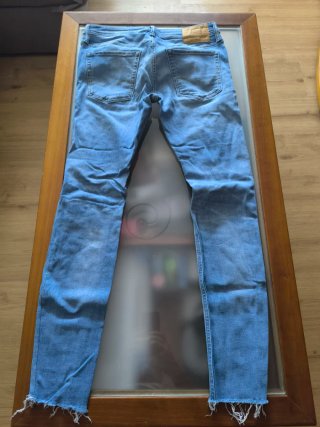 Pantalón vaquero desgastado