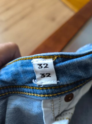 Pantalón vaquero desgastado