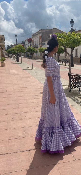 Traje de flamenca morado y blanco