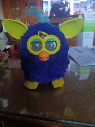Furby azul con detalles amarillos