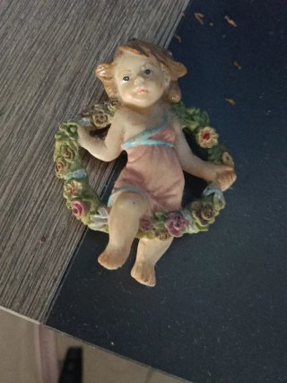 Figura de ángel con corona de flores