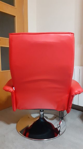 Sillón de masaje rojo con reposapiés