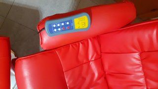 Sillón de masaje rojo con reposapiés