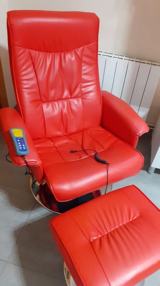 Sillón de masaje rojo con reposapiés