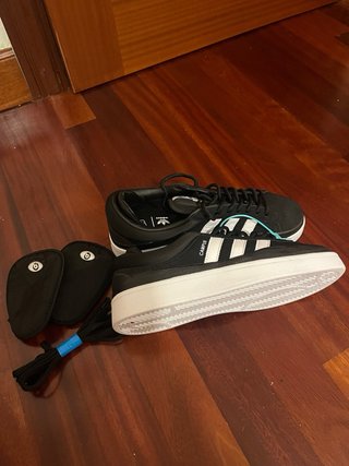 Zapatillas Adidas Negras y Blancas