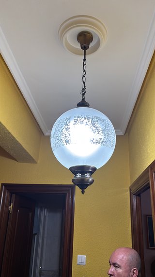 Elegante farol de techo con un diseño clásico