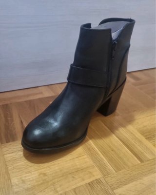 Botines negros con hebilla y cremallera