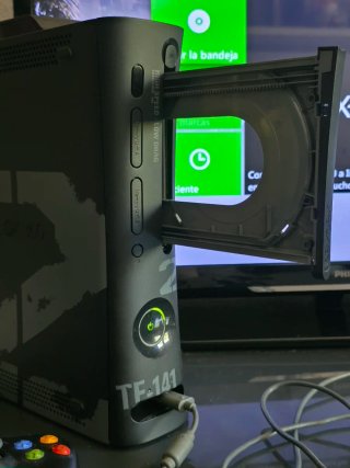 Xbox 360 Edición MW2 250GB + 2 mandos + Kit carga