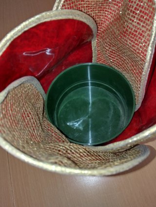 Coprivaso rosso oro con dettaglio in iuta