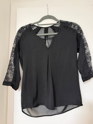 Blusa negra con encaje