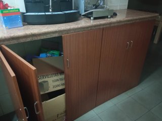 Mueble de madera con encimera de piedra