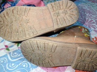 Botas de niña bordadas es una talla de 26 de niña