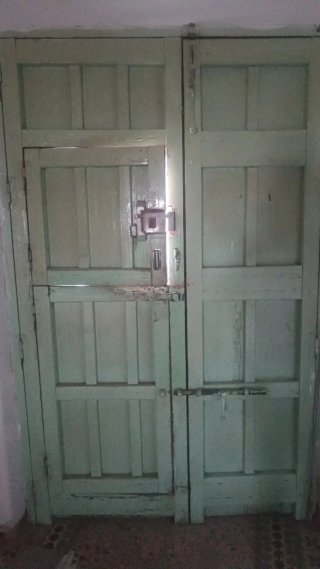 Puerta de entrada de madera