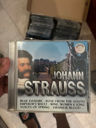 CD di musica classica con opere di Beethoven, Mozart, Johann Strauss e Bach