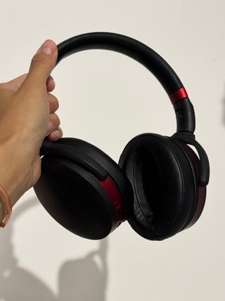 Auriculares Inalámbricos Negros y Rojos