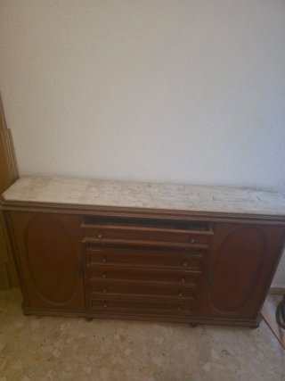 Cómoda antigua de madera y mármol