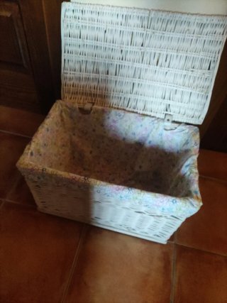 Cesta de almacenamiento de mimbre para juguetes.