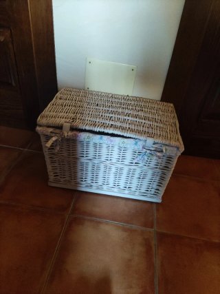 Cesta de almacenamiento de mimbre para juguetes.