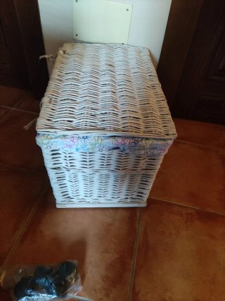 Cesta de almacenamiento de mimbre para juguetes.