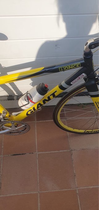Bicicleta de carretera Giant amarilla