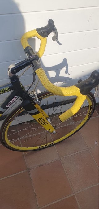 Bicicleta de carretera Giant amarilla
