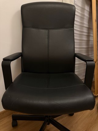 Silla giratoria Millberget Negra