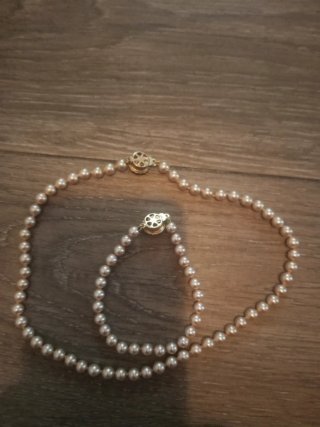 Colgante y pulsera de perlas doradas