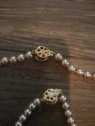 Colgante y pulsera de perlas doradas