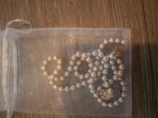 Colgante y pulsera de perlas doradas