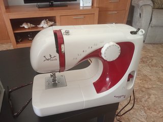 Máquina de coser Jata con pedal